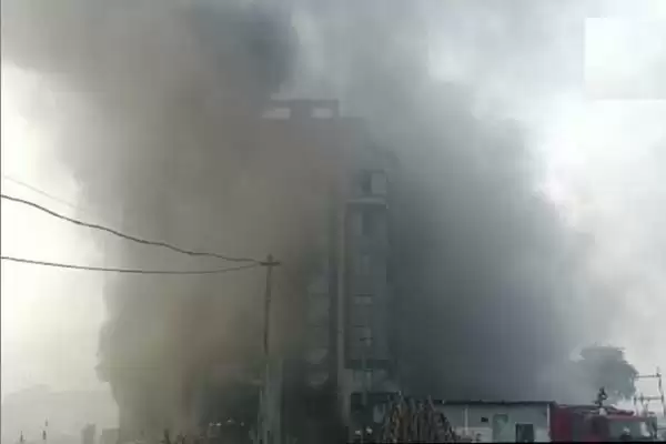 सूरत की पैकेजिंग कंपनी में लगी भयानक आग, जान बचाने के लिए 5 मंजिला इमारत से कूदे मजदूर, दो की मौत