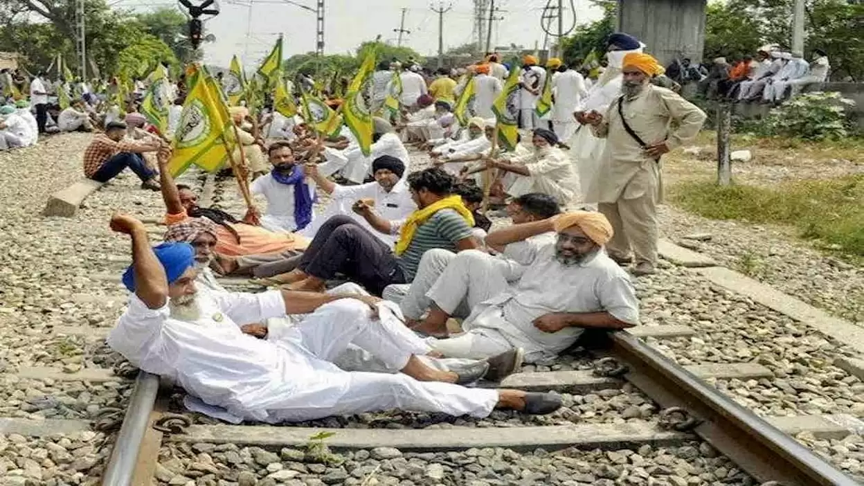 पंजाब में रेलवे ट्रैक पर बैठे किसान, हरियाणा में आरएफ तैनात, लखनऊ में धारा 144 लागू