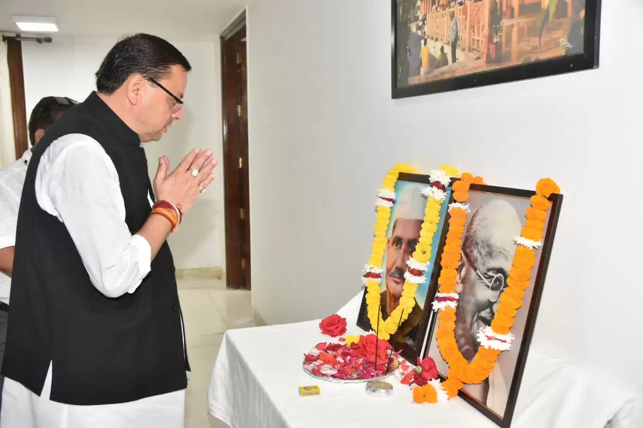 CM पुष्कर सिंह धामी ने राष्ट्रपिता महात्मा गांधी व पूर्व प्रधानमंत्री लाल बहादुर शास्त्री के चित्र पर श्रद्धासुमन अर्पित कर दी श्रद्धांजलि