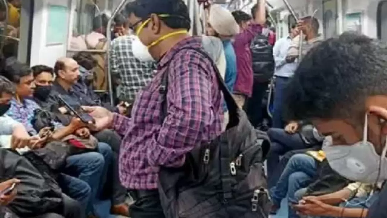 दिल्ली अनलॉक: मेट्रो यात्रियों ने पहले ही दिन नियमों की उड़ाई धज्जियां