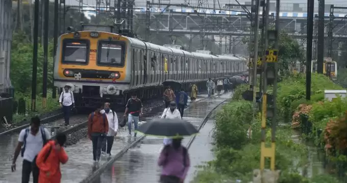 मुंबई में भारी बारिश से लोकल ट्रेन सेवा हुई प्रभावित