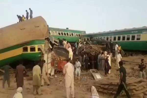 आमने-सामने दो ट्रेनों में जबरदस्त भिड़ंत, 33 लोगों की मौत